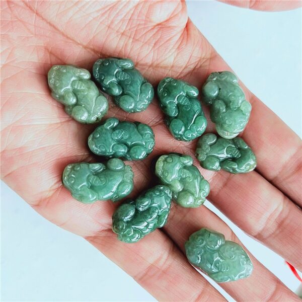 2 pcs / 5 pcs 18 mm high quality natural oily green Burmese jadeite pixiu bead - Image 2