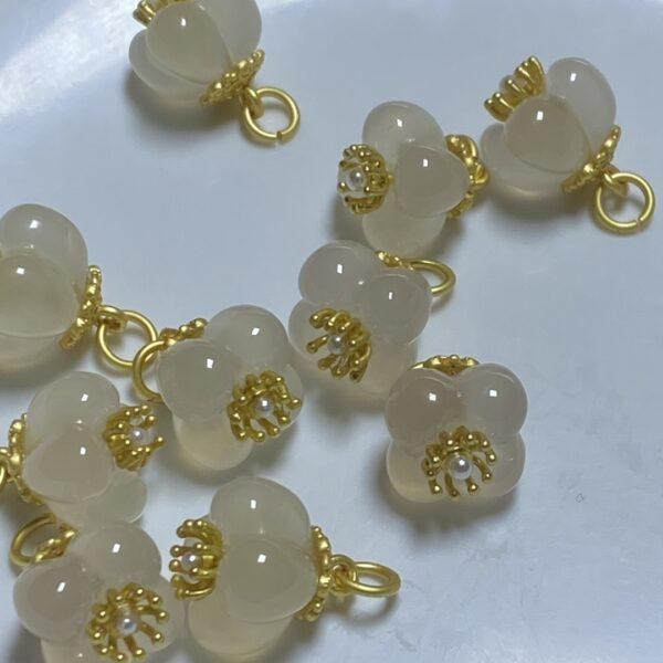 four petals flower shape natural white agate charm, agate bead - Image 3